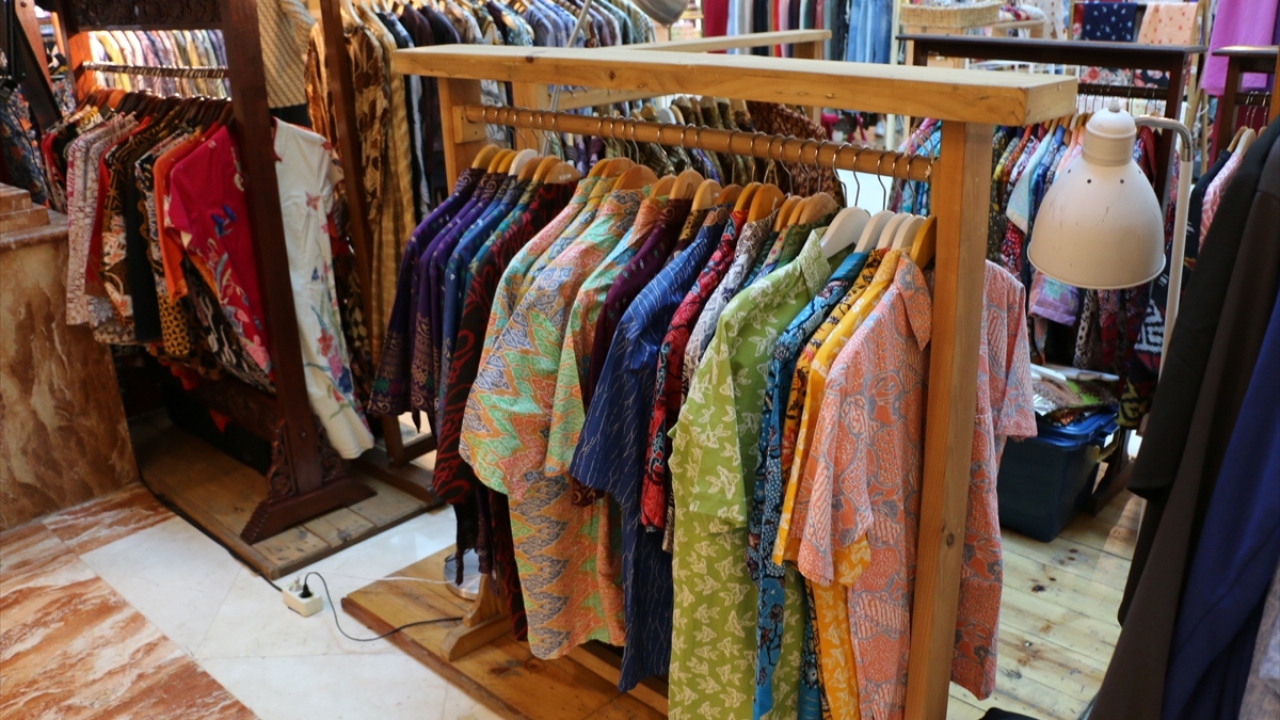 Ülkenin farklı bölgelerinin kültür ve karakteristik yapısına göre çeşitli motiflerle yapılan batik, işlenen renk ve desenlere göre saygınlık, zenginlik ve mutluluk gibi sembolik anlamlar da taşıyor.