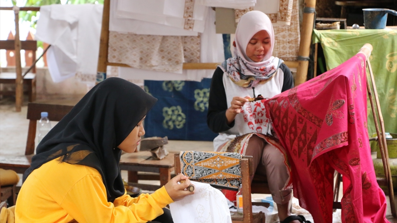 Endonezya`nın kültürel mirası kabul edilen batik; etnik, dini ve kültürel farklılıklara rağmen toplumun her kesimi tarafından kullanılması dolayısıyla birlik ve beraberliği de simgeliyor.