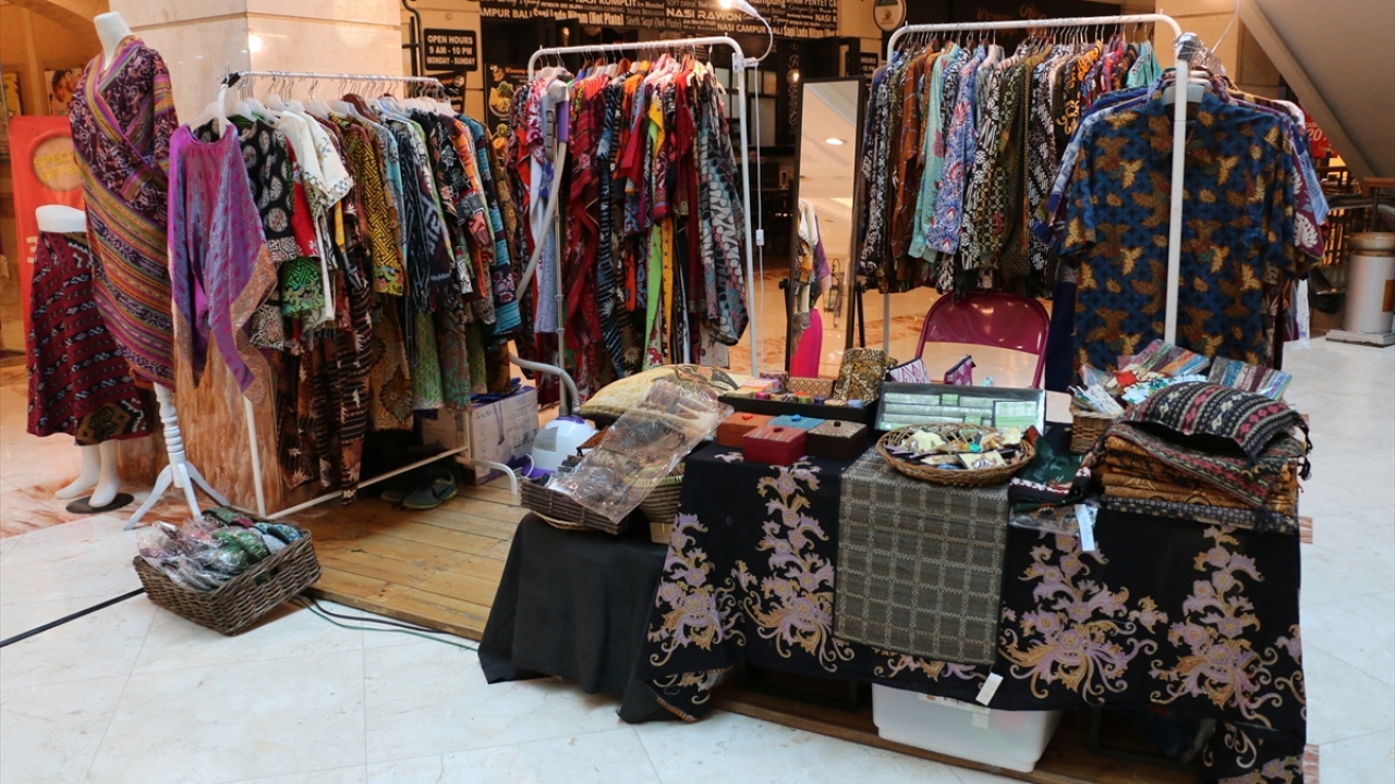 Geleneksel el yapımında, rezerve boyama tekniği ile ağaç, bitki, tohum ve bazı baharatlardan elde edilen doğal renkler kumaşa uygulanırken, sıvı balmumunun sürüldüğü motifler, boyama işleminde renkten etkilenmiyor. 