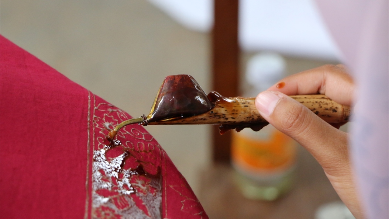 El yapımı batik, kumaş yapısı ve işlemesine göre yüksek fiyatlara satılırken fabrikasyon üretimle yapılan batik giysiler ise ucuz olması nedeniyle rağbet görüyor.