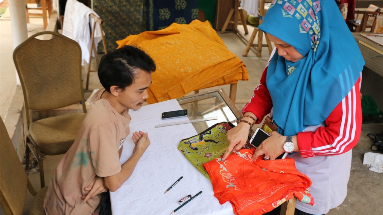 Devlet törenleri ve kamu kurumlarında resmi kıyafet olarak da kullanılan batik; düğün, akraba ziyareti ve iş görüşmeleri gibi gündelik hayat içerisinde de sıklıkla tercih ediliyor.