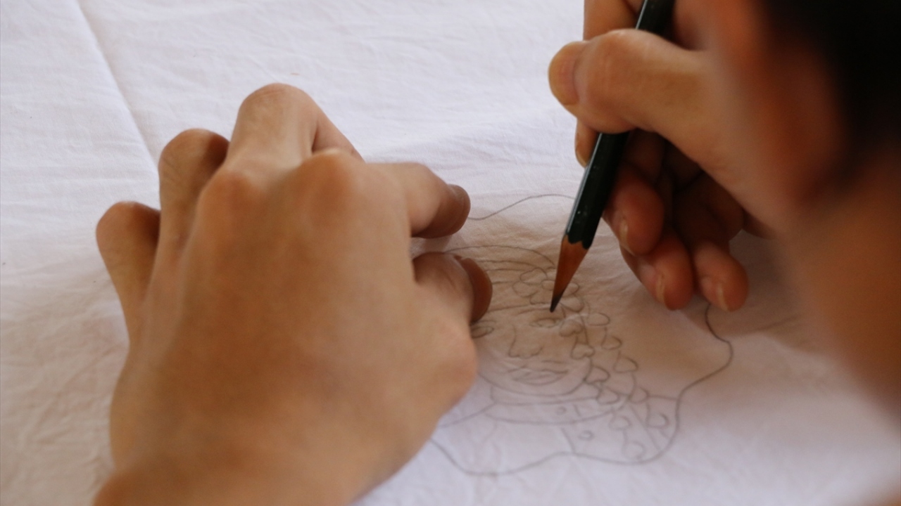 Kumaşları doğal boyalarla renklendirdiklerini belirten Rohayati, boyama işlemi sonrası açık havada kurutulan kumaşların satışa hazır hale geldiğini kaydetti.