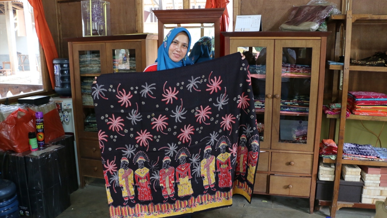 Ülkede, yaklaşık 3 bin kayıtlı batik deseni bulunurken, Pekalongan`daki Uluslararası Batik Merkezi, ticari faaliyetlerin yürütülmesi ve bu kültürün korunması amacıyla hizmet veriyor.