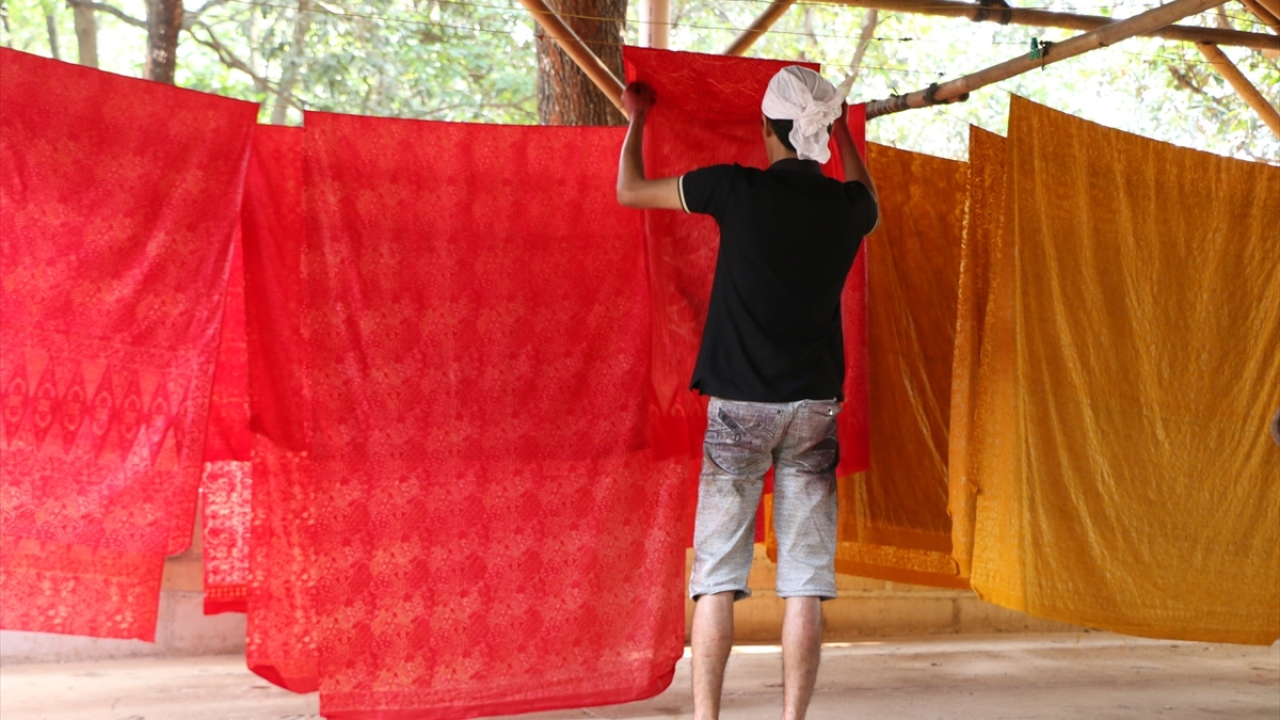 Çeşitli batik karnavallarının düzenlendiği Endonezya`da her yıl 2 Ekim Ulusal Batik Günü olarak kutlanıyor.