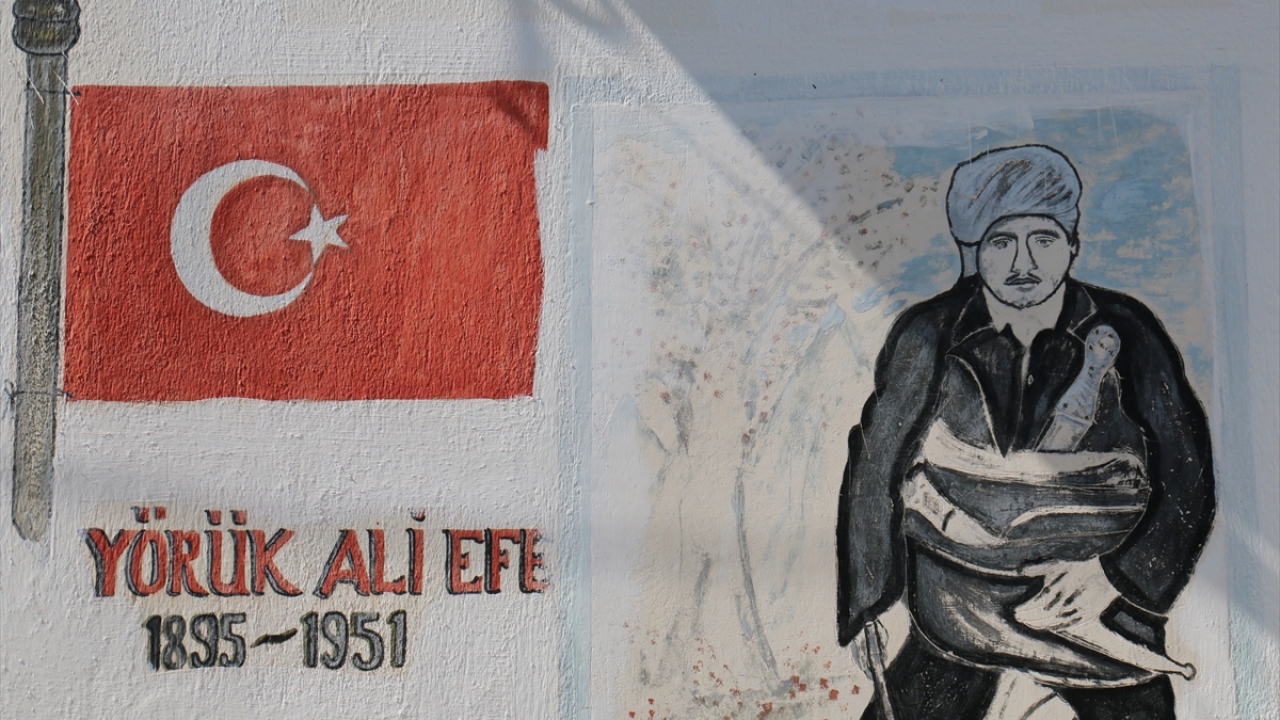 Gösterdiği kahramanlıklarla milletin gönlünde yer edinen ve "Efelerin Efesi" unvanını alan Yörük Ali Efe`nin doğup büyüdüğü Aydın`ın Sultanhisar ilçesi Kavaklı Mahallesi`nde yaşayanlar, hemşehrilerini gururla anıyor.