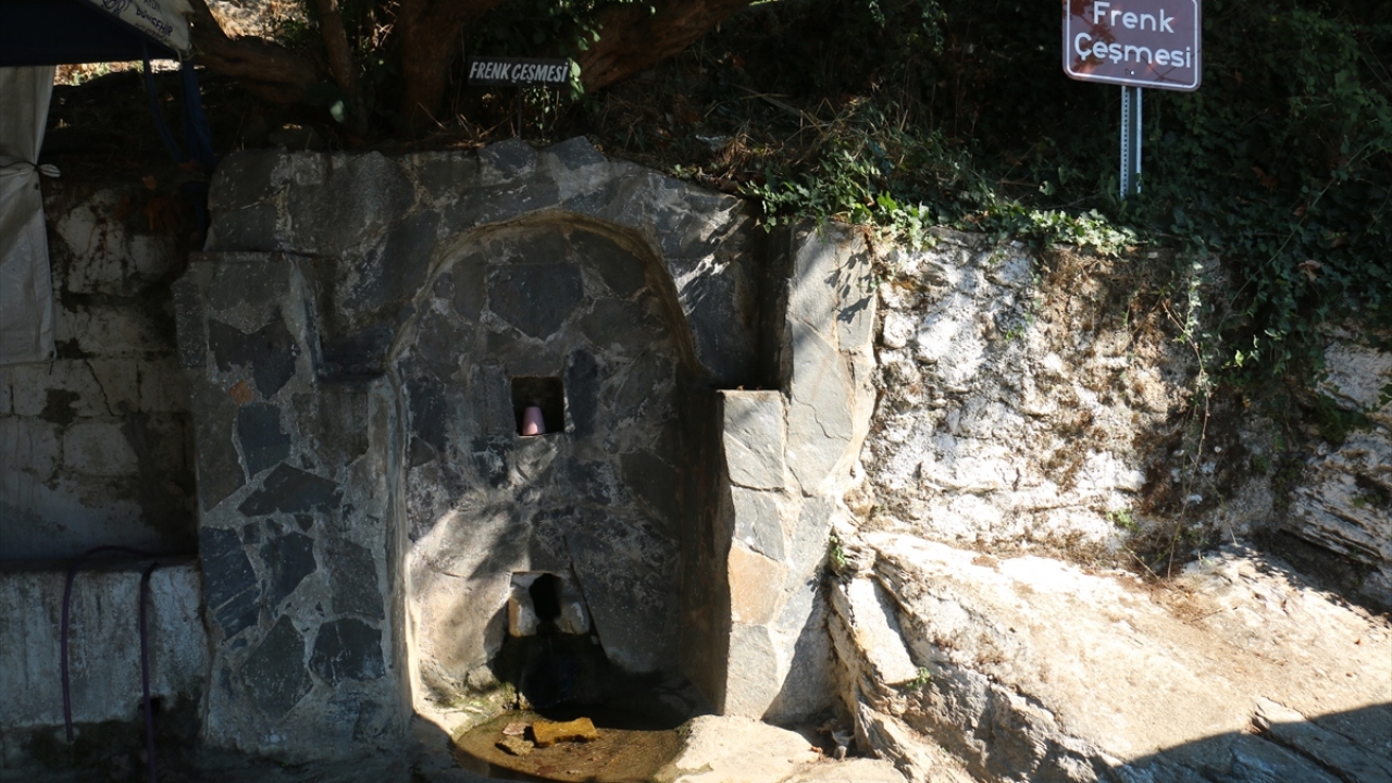 Mahalleye girdikten sonra asırlık çınar ağacının altındaki tarihi "Frenk çeşmesi", meydanda ise 1794 yılında yapılan cami dikkati çekiyor. Meydana yakın bir noktada yer alan Yörük Ali Efe`nin dünyaya geldiği evine çok sayıda ziyaretçi geliyor. 