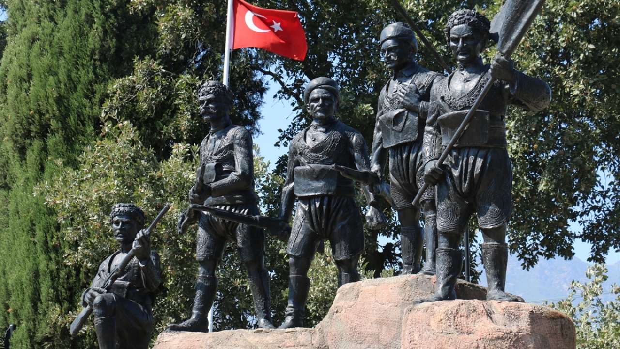 Yörük Ali Efe`nin düşman kuvvetlerine ilk düzenli baskını yaptığı yer olarak bilinen "Malgaç Baskını"nın gerçekleştirildiği yerde ise kendisi ve arkadaşlarının heykelleri bulunuyor. 