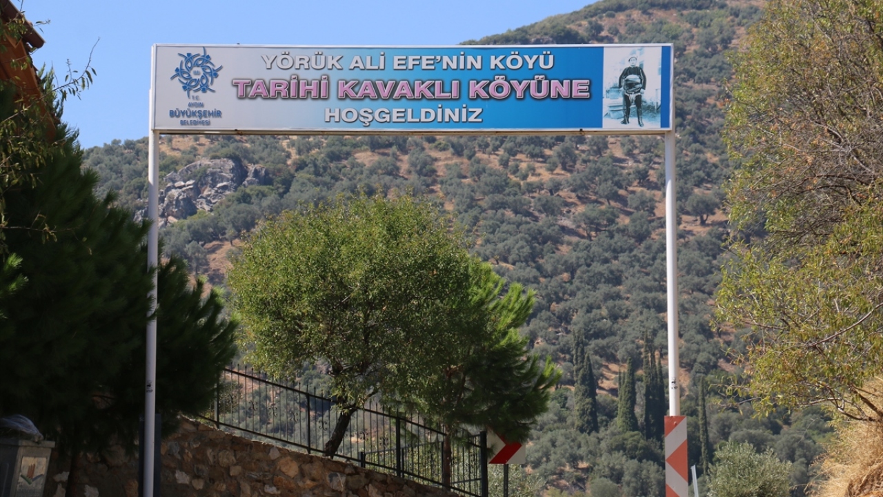 Yörük Ali Efe`nin 1895 yılında dünyaya geldiği Kavaklı Mahallesi`nin girişinde ziyaretçileri, "Yörük Ali Efe`nin Köyü Tarihi Kavaklı Köyü`ne Hoşgeldiniz" yazılı tabela karşılıyor.