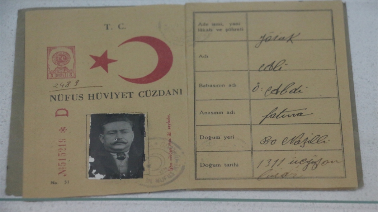 Bahçesinde Yörük Ali Efe`nin mezarının da yer aldığı müzede, milli mücadele dönemine ait eserler ve kahramanın şahsi eşyaları sergileniyor. 