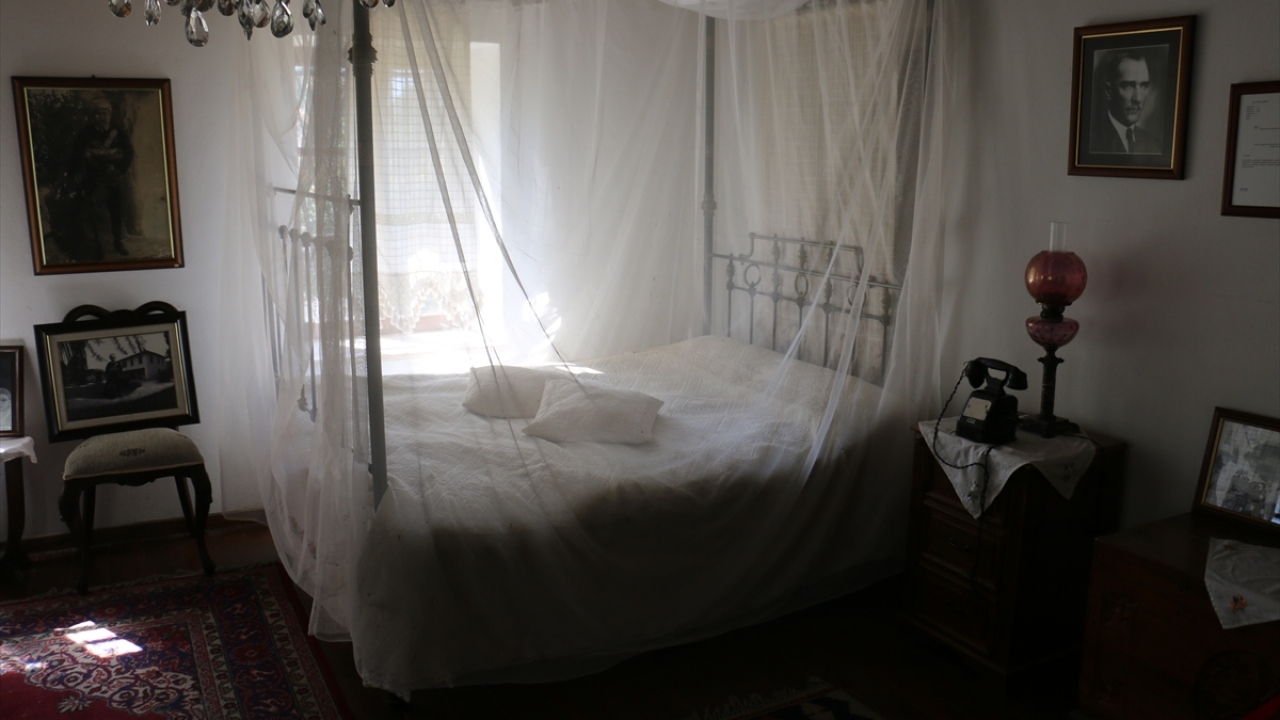 Kısa sürede herkesin güvenini ve sevgisini kazanan Yörük Ali Efe, Alanyalı Molla Ahmet Efe`nin hayatını kaybetmesinin ardından grubun başına geçti.