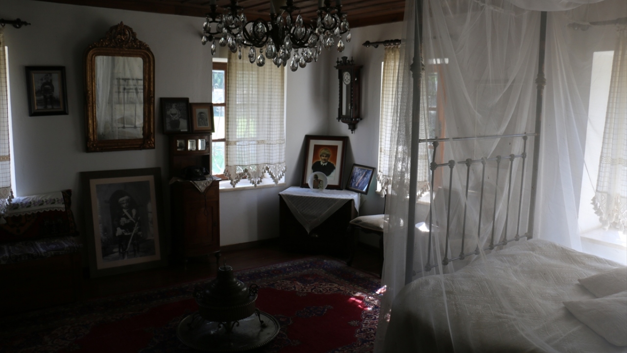 Milli mücadeledeki başarılarından dolayı TBMM tarafından İstiklal Madalyası verilen ve Cumhuriyet döneminde Yörük soyadını alan Ali Efe, Kurtuluş Savaşı`ndan sonra bir süre İzmir`de yaşadı.