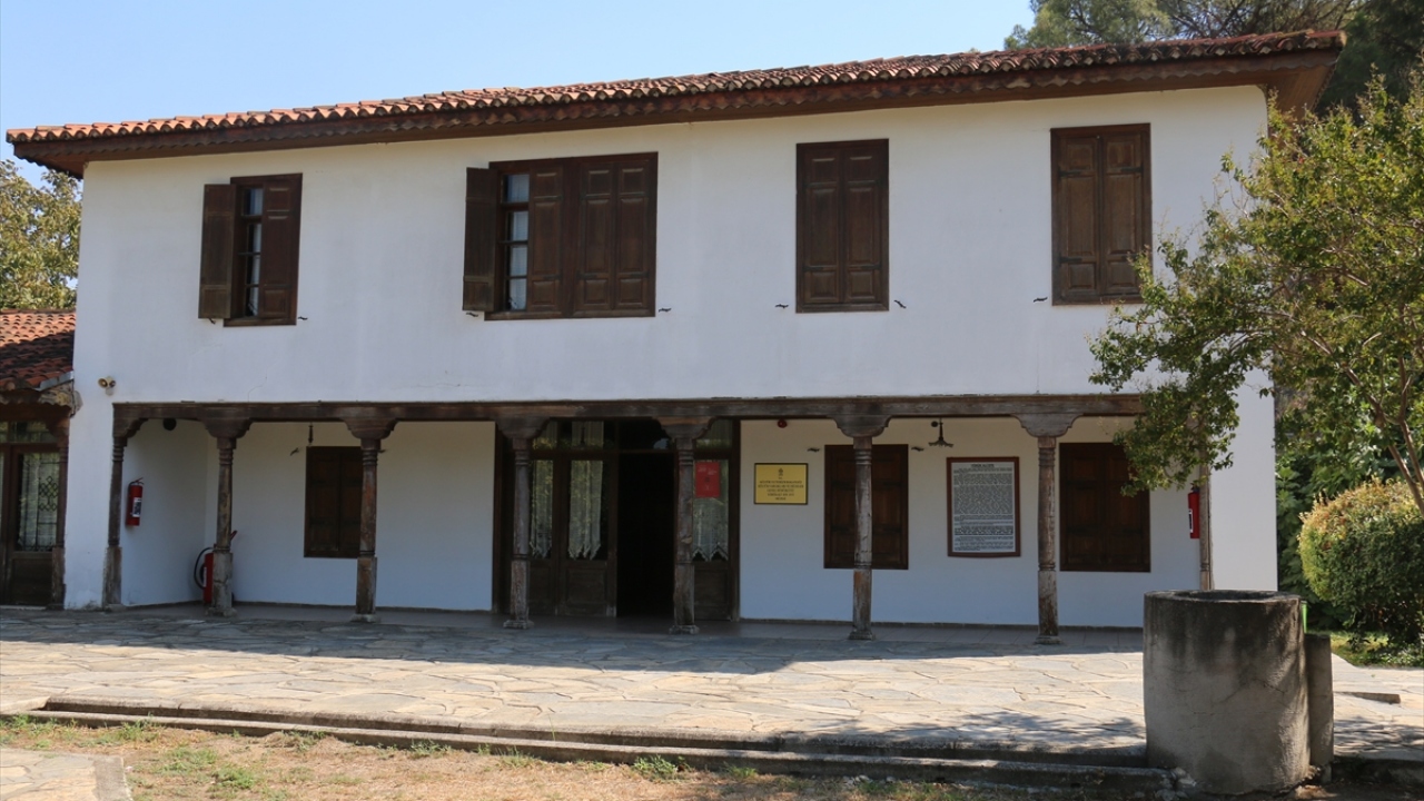 Yörük Ali Efe`nin mezarı, bir dönem karargah olarak da kullandığı Aydın`ın Yenipazar ilçesinde bulunuyor.