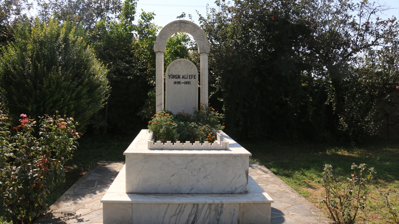 Yurt içi ve yurt dışından birçok ziyaretçi müzeyi gezip, Yörük Ali Efe`nin mezarı başında dua ediyor.