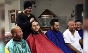 Kanser hastası arkadaşlarına moral vermek için saçlarını kestirdiler