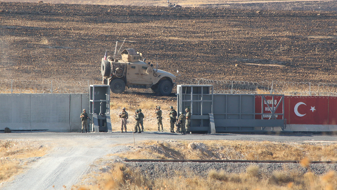 Şanlıurfa`nın Akçakale ilçesinin 15 kilometre doğusunda Türk bayraklı 4 zırhlı araçtan oluşan TSK konvoyu, ortak kara devriyesine katılmak için sınırı geçerek, ABD askeri konvoyuyla buluştu.