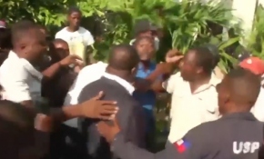 Haitili senatör gazeteci ve protestoculara ateş etti