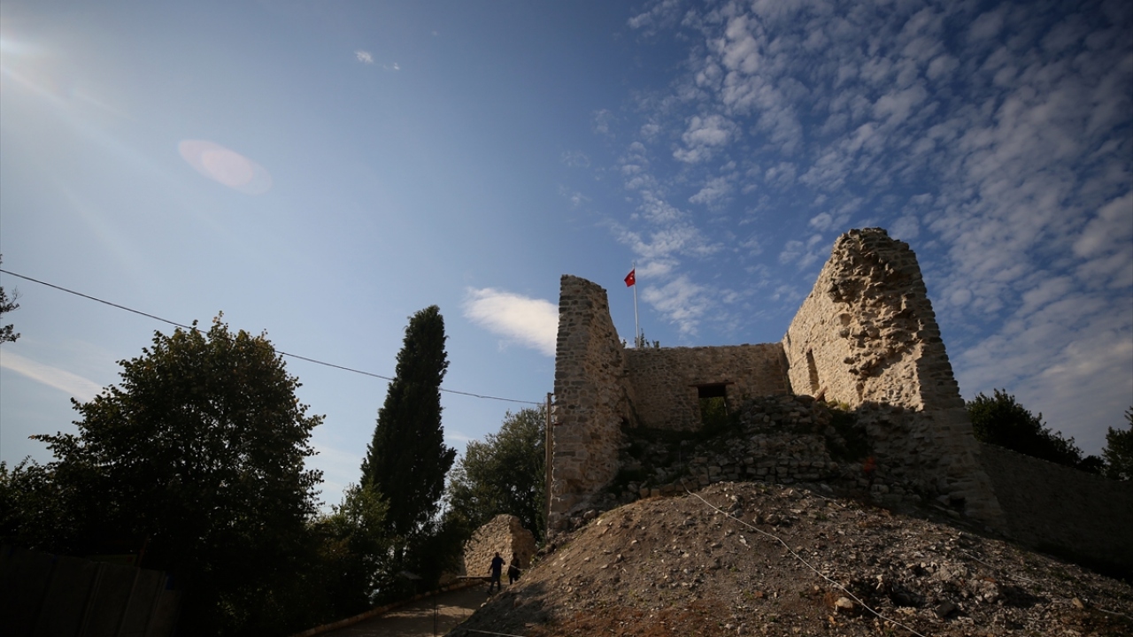 İl Kültür ve Turizm Müdürü Resul Taştan, kalede restorasyon, kazı ve çevre düzenleme çalışmalarının yoğun bir şekilde devam ettiğini söyledi.