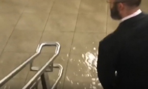 İngiltere’de sel sonrası metro ve tren istasyonlarını su bastı