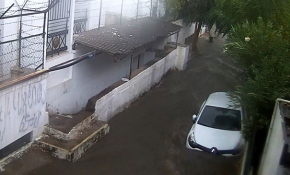 Bodrum'u sağanak vurdu: Park halindeki araç sürüklendi