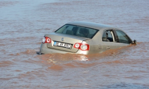Didim'de otomobil denize sürüklendi
