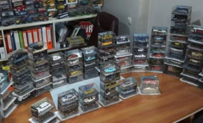 Filmlerde kullanılan arabaların maketlerini biriktiriyor