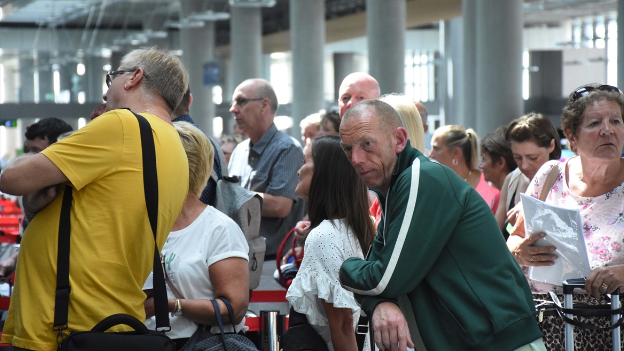 Turistlerin ülkelerine dönüşü için İngiliz Sivil Havacılık Kurumunca görevlendirilen uçaklar, Dalaman Havalimanı`nda işlemleri tamamlananları ülkelerine götürüyor.