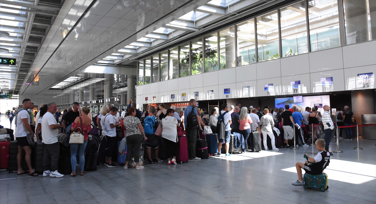 İngiliz Arlene Clarke ise 15 gündür ailesiyle Marmaris`te olduğuna işaret etti.