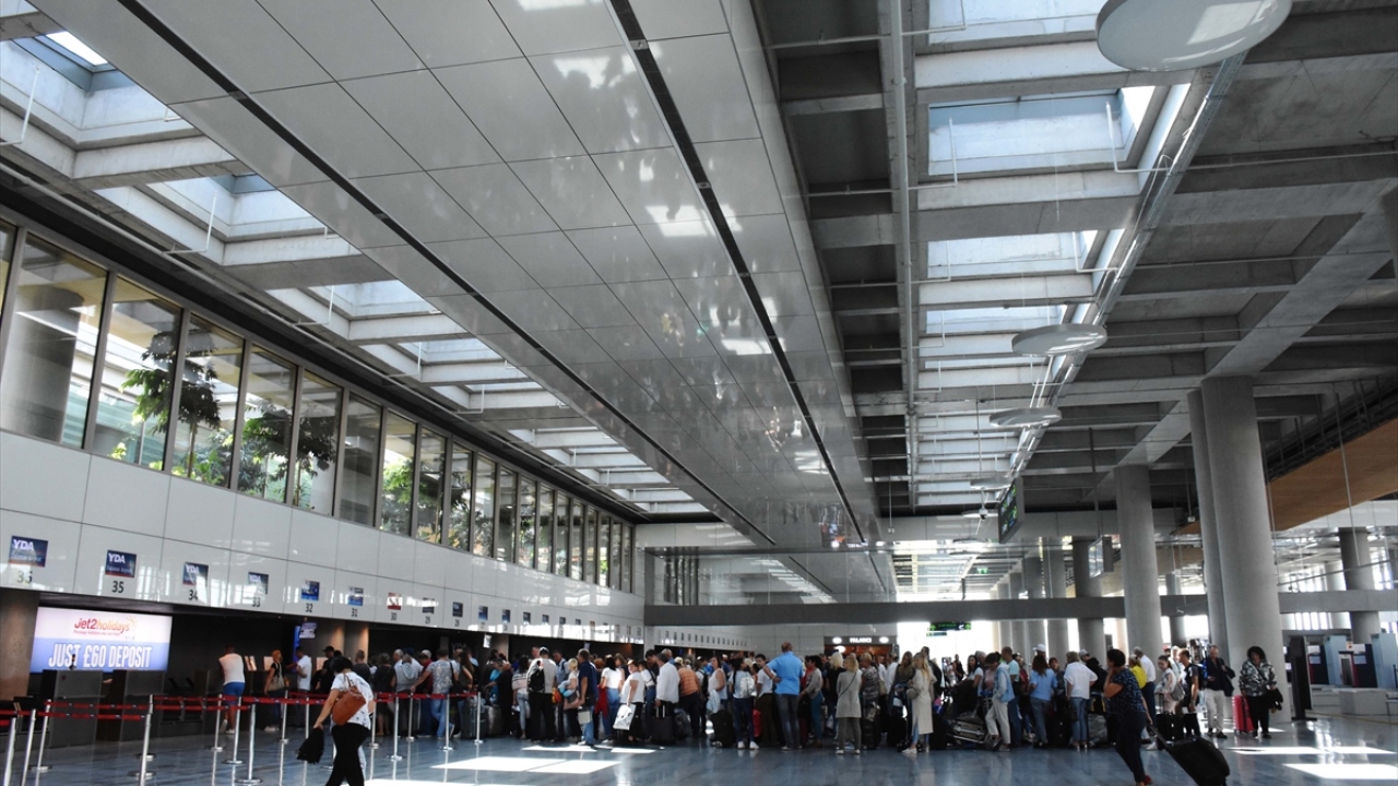 Emily Eckersley, tatil için ilk kez geldiği Türkiye`yi çok sevdiğine değinerek, dün uçağını kaçırdığı için ailesiyle bir gece fazla konakladıklarını, seneye yine geleceğini kaydetti.