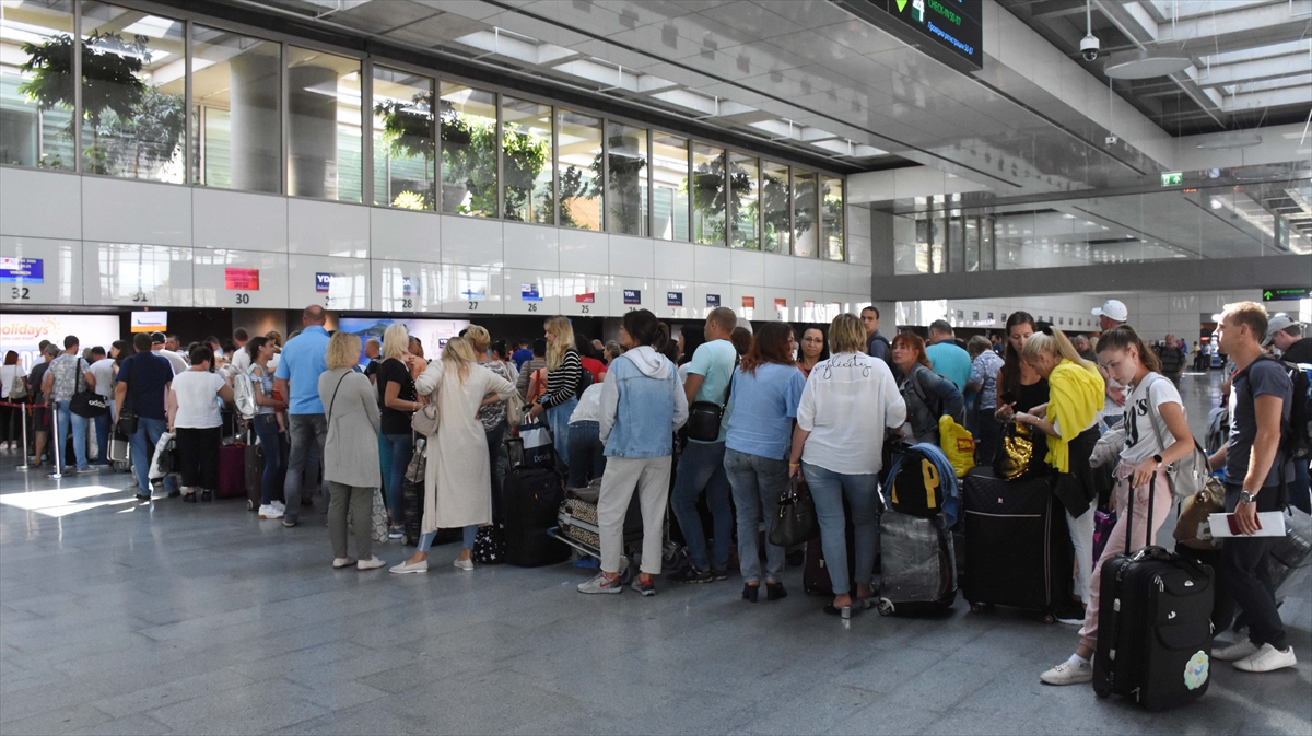 Tatil için Muğla`nın turistik ilçelerine gelen ve tur operatörü Thomas Cook`un iflası sonrası tahsis edilen uçaklarla ülkelerine dönen İngiliz turistler, gördükleri misafirperverlikten dolayı Türkiye`den mutlu ayrılıyor.