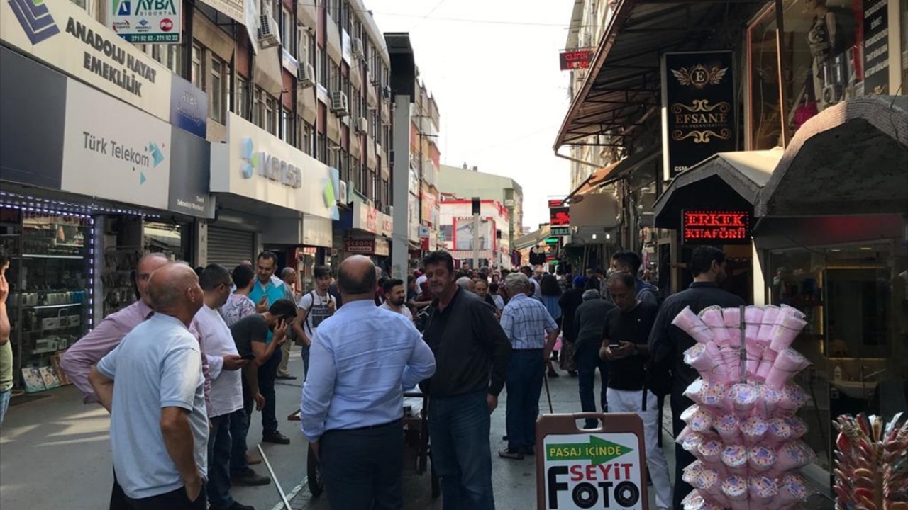 Depremin yerin 6,99 kilometre derinliğinde oluştuğu ve Silivri`ye uzaklığının 21,68 kilometre olduğu belirtildi.