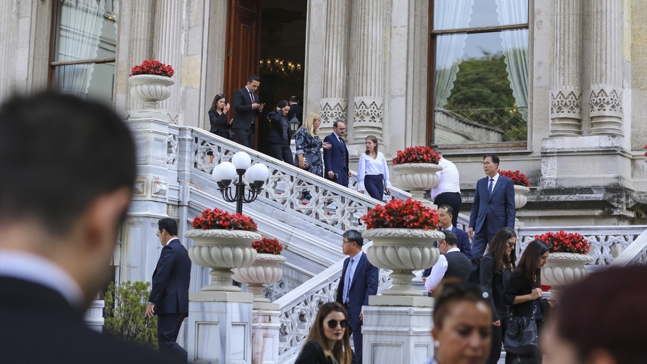 Çırağan Sarayında gerçekleşecek olan Ceyhan Petrokimya Endüstri Bölgesi Ortaklık Anlaşmaları İmza Törenine gelen katılımcılar bahçedeki boş alana çıktı.