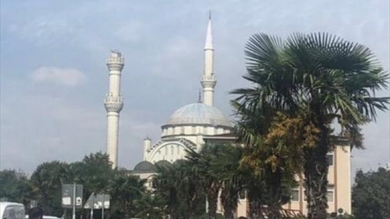 Avcılar`da cami minaresi yıkıldı