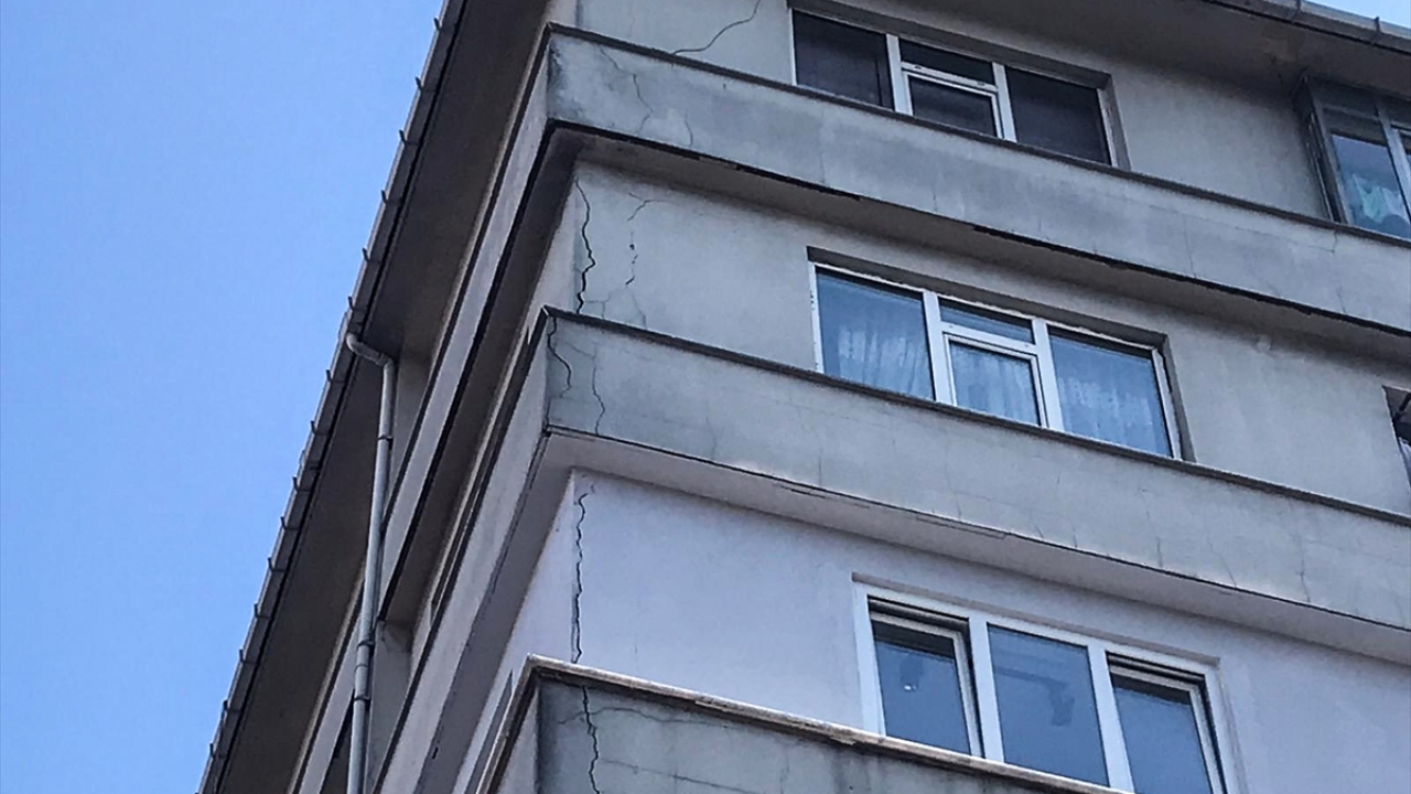 "Evlerinde çatlak oluşan vatandaşlar binalarını terk etsinler"