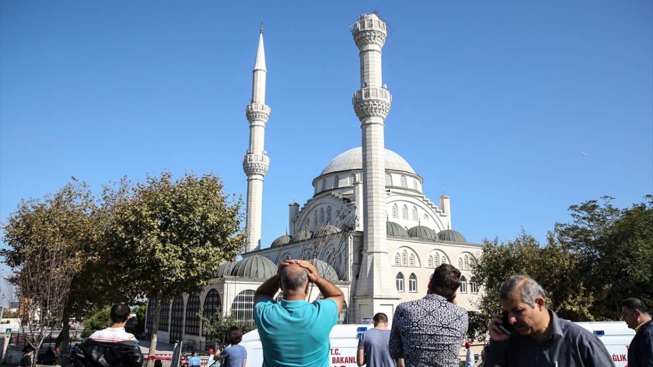 Avcılar`da cami minaresi yıkıldı