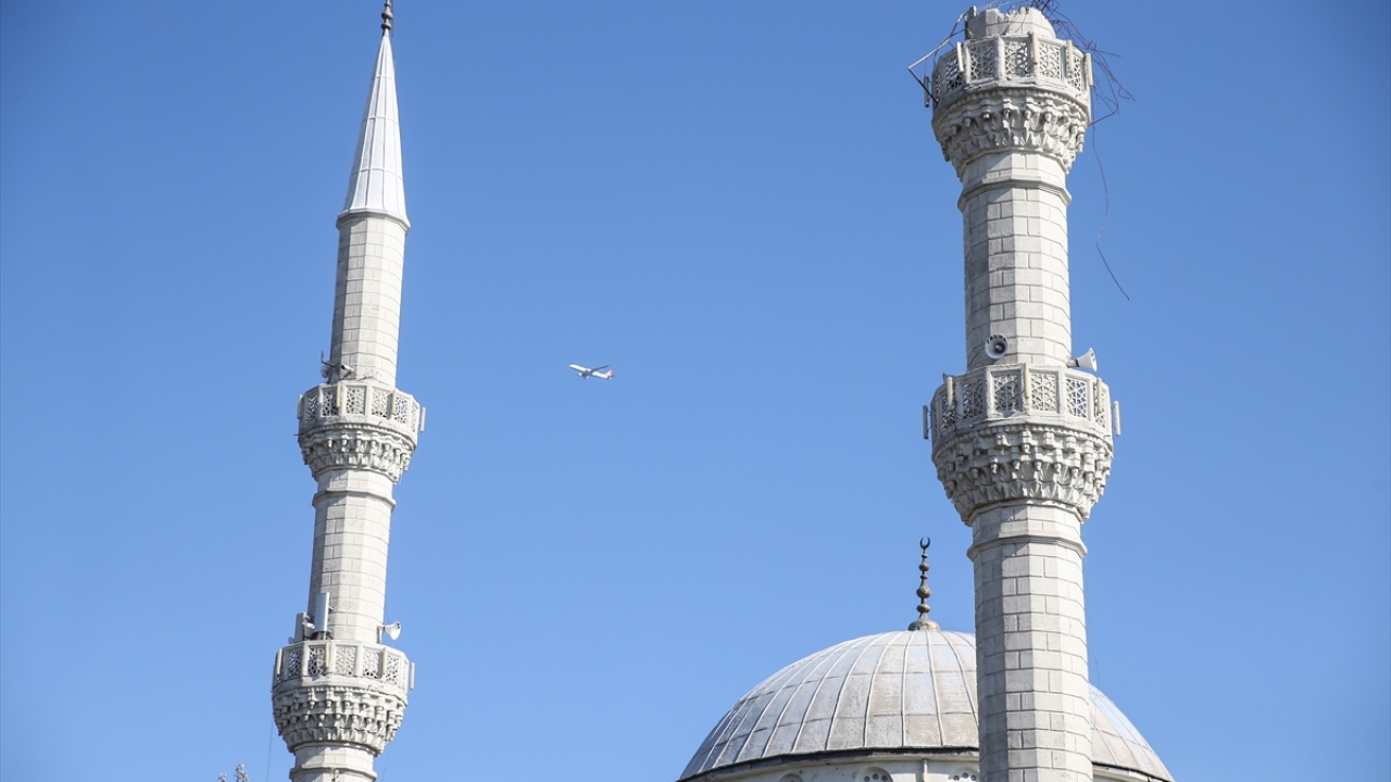 Avcılar`da cami minaresi yıkıldı