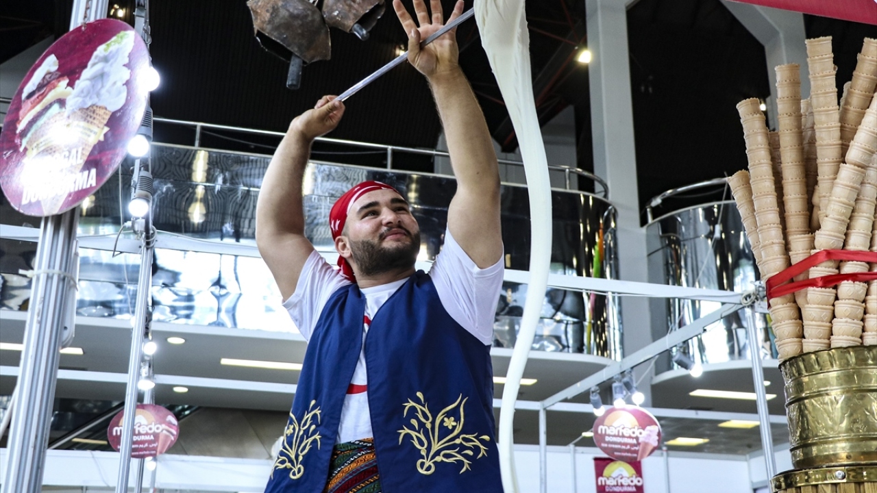 Festivalde, yerel firmaların yanı sıra Kahramanmaraş, Gaziantep ve Hatay`ın da yer aldığı farklı illerden gelen tatlı ve dondurma firmaları stant açtı.  