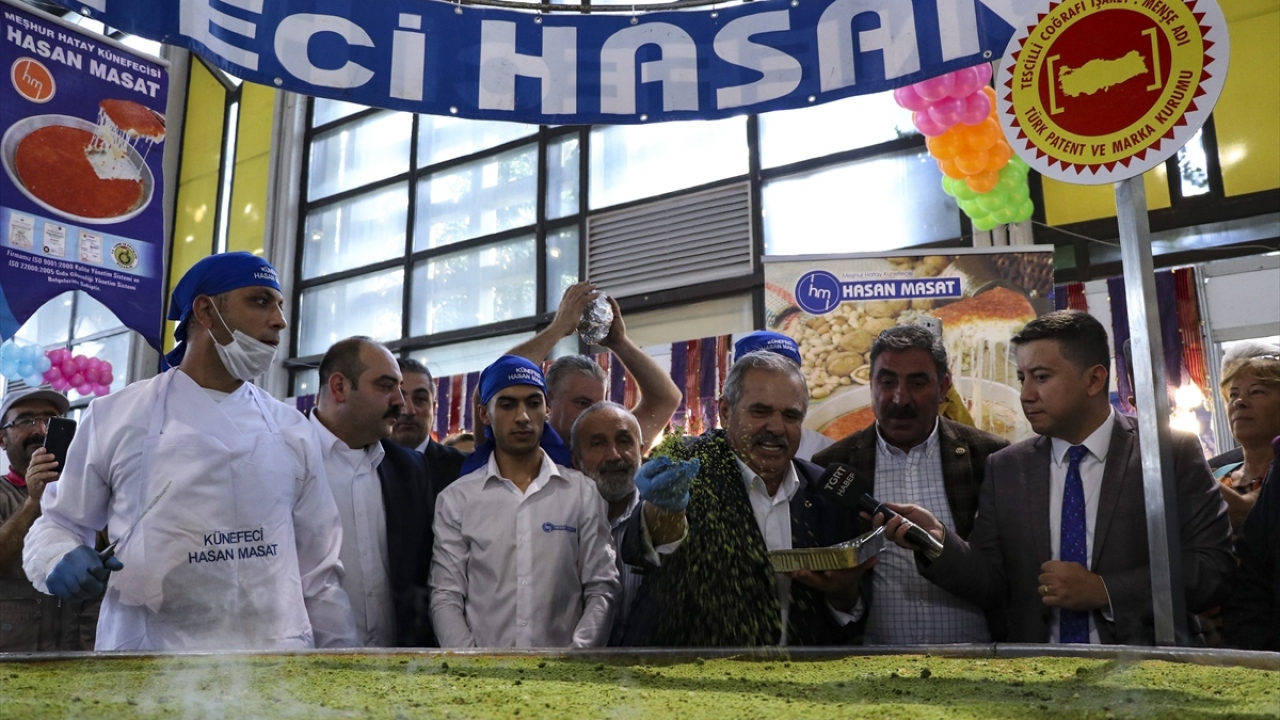 Festivalin açılış gününde ziyaretçilere, 80 kilogram peynir, 30 kilogram tereyağı ve 8 kilo Gaziantep fıstığından yapılan ve dünyanın en büyüğü olduğu ifade edilen 2 bin 500 kişilik künefe ikram edildi.