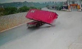 Viraja hızlı giren tırın üzerindeki konteyner yola düştü