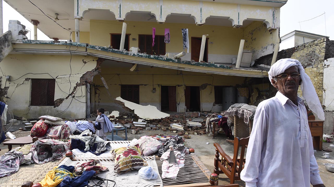 Azad Cammu ve Keşmir Enformasyon Bakanı Müştak Minhas, Keşmir`de depremin vurduğu kırsal bölgelere askeri helikopterlerle ulaşıldığını belirtti.