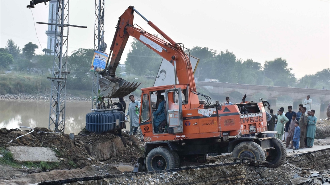 Depremde yıkılan binalardan bugün çıkarılan cesetlerle ölü sayısının 37`ye yükseldiğini aktaran Minhas 500`ün üzerinde ise yaralı olduğunu kaydetti.