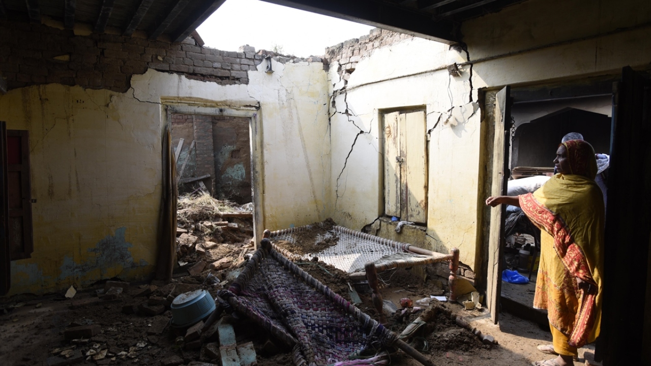 Yaklaşık 500 bin kişinin yaşadığı Azad Cammu ve Keşmir-Pakistan sınırındaki Mirpur kenti yakınlarında dün yaşanan 5,8 büyüklüğündeki deprem, ülkenin başkenti İslamabad başta olmak üzere Pakistan ve Hindistan`da da hissedilmişti.