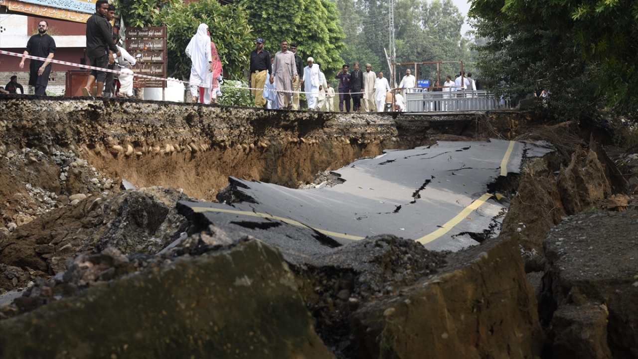 Mirpur Valisi Çaudri Muhammed Tayyab da ulusal medyaya yaptığı açıklamada, yolların zarar görmesi nedeniyle kurtarma çalışmalarının zorlaştığını belirtti.