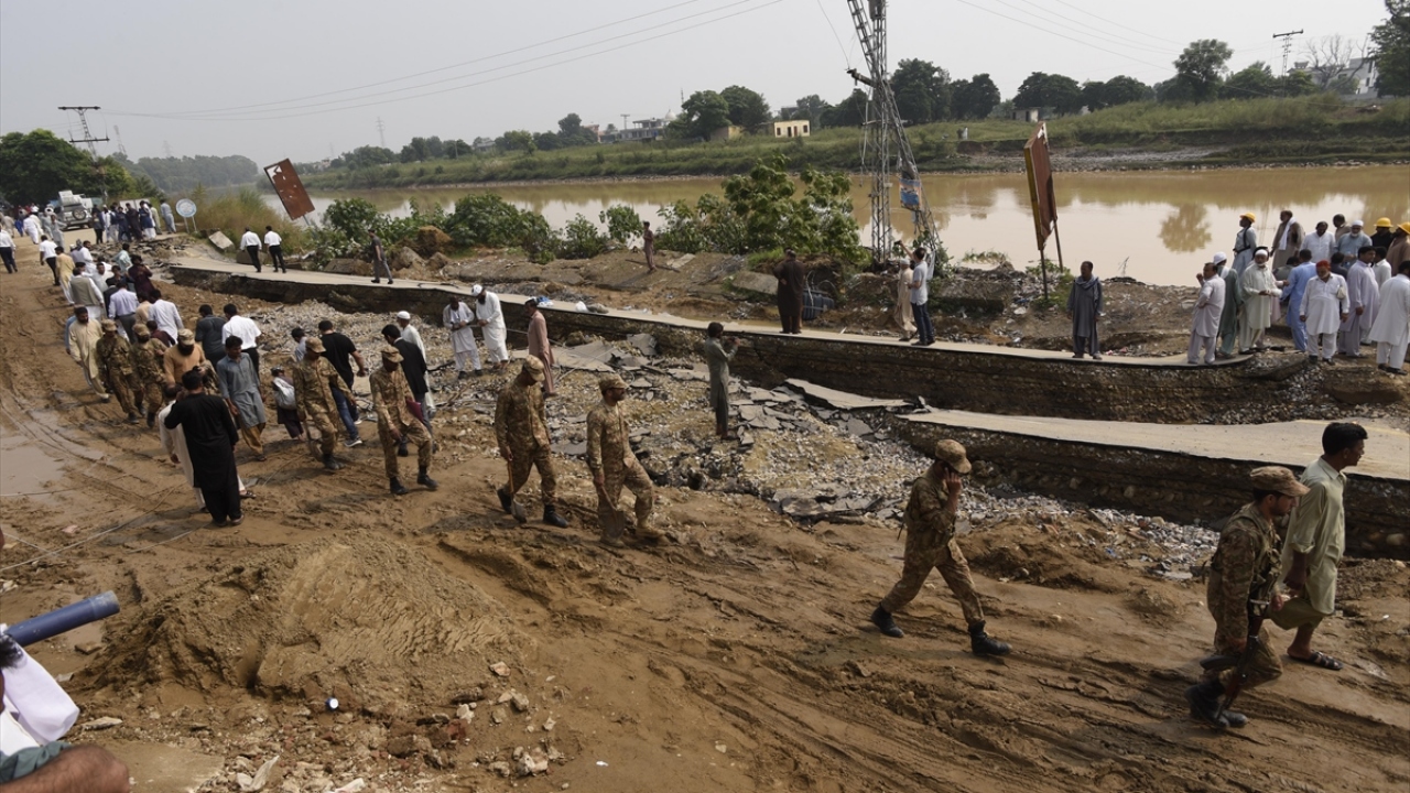 Öte yandan, depremde zarar gören elektrik hatları, altyapı, okul, hastane ve cami gibi yapıların onarımı da askerlerin katılımıyla başladı.