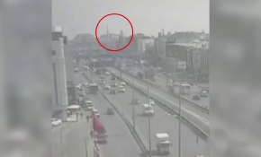 Avcılar'da cami minaresinin yıkılma anı kamerada