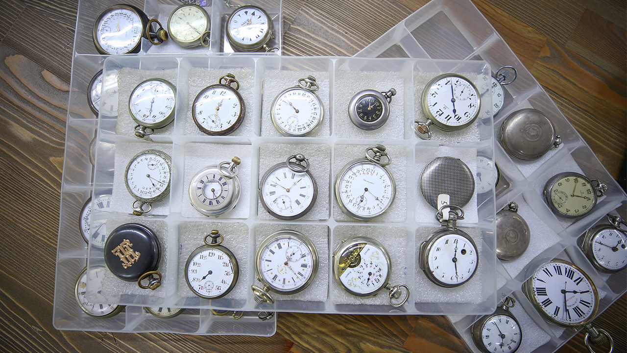 Yurt dışında çalıştığı iş yerinde, büyük saat firmaları ve saat tamircileri için parçalar imal eden Fatih Serhat Yurtdakal, ustasından ve aldığı çeşitli eğitimlerle öğrendiği sanatını severek sürdürüyor.