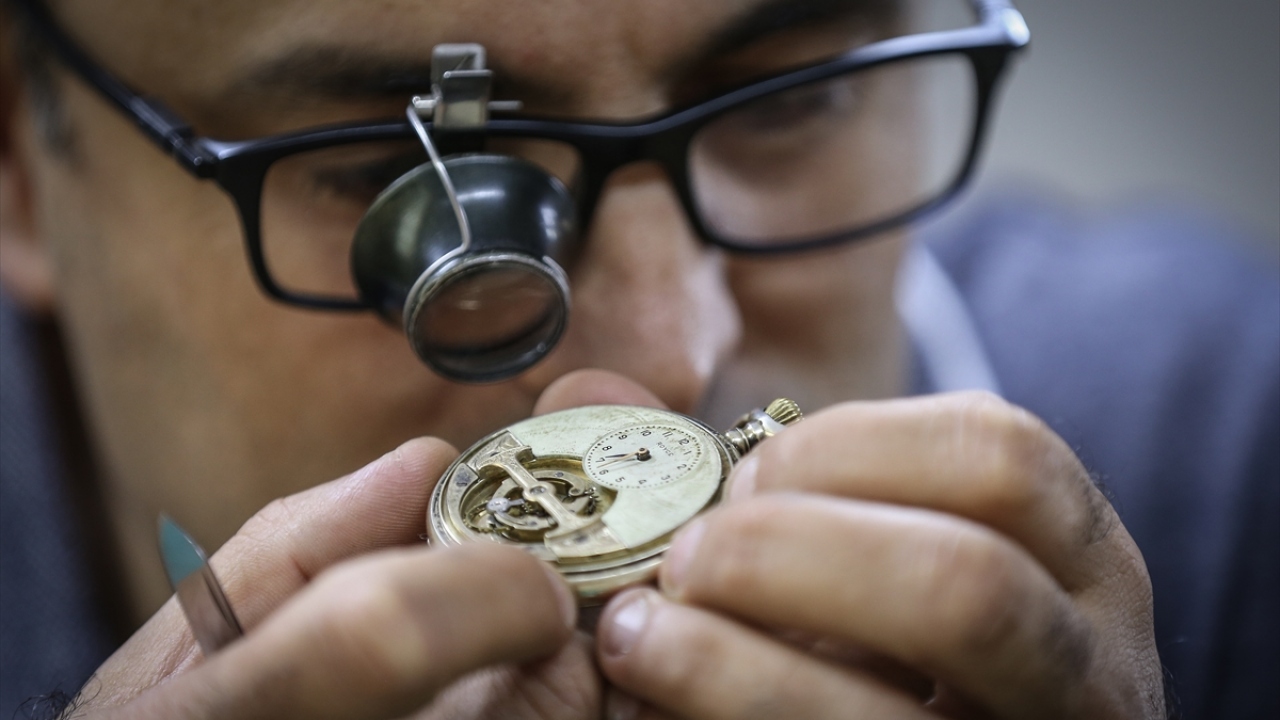 Yurtdakal, birkaç kuşağa zamanı göstermiş, en genci bir asrı devirmiş antika değerindeki saatlerden gelecek "tik tak" sesi için bazen aylar süren bir tamirat gerçekleştiriyor.