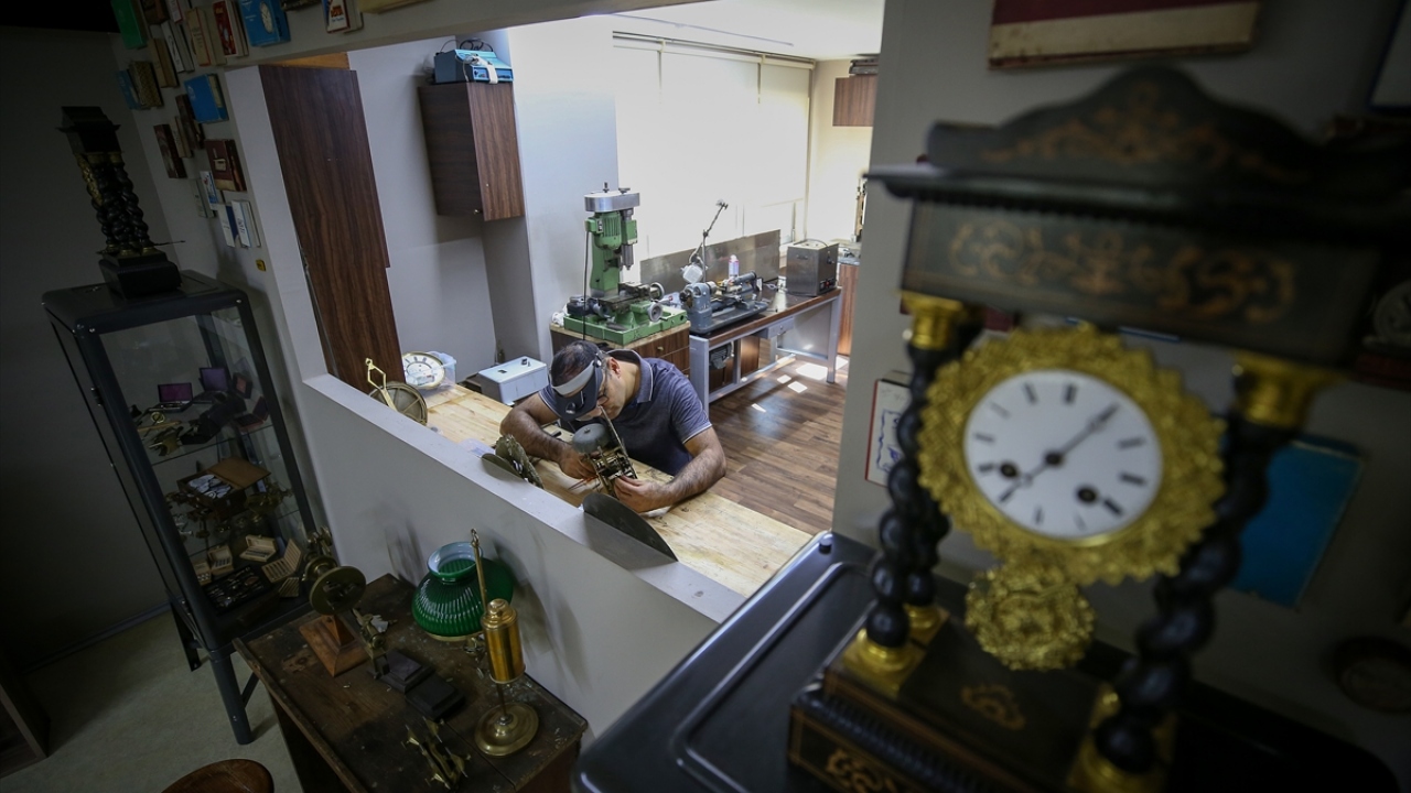 Tarihi saatlere yeniden hayat verdiği hikayesini anlatan Yurtdakal, Sivas`ta doğup büyüdüğünü, askere gidip geldikten sonra 2003`te evlilik dolayısıyla Belçika`ya yerleştiğini söyledi.