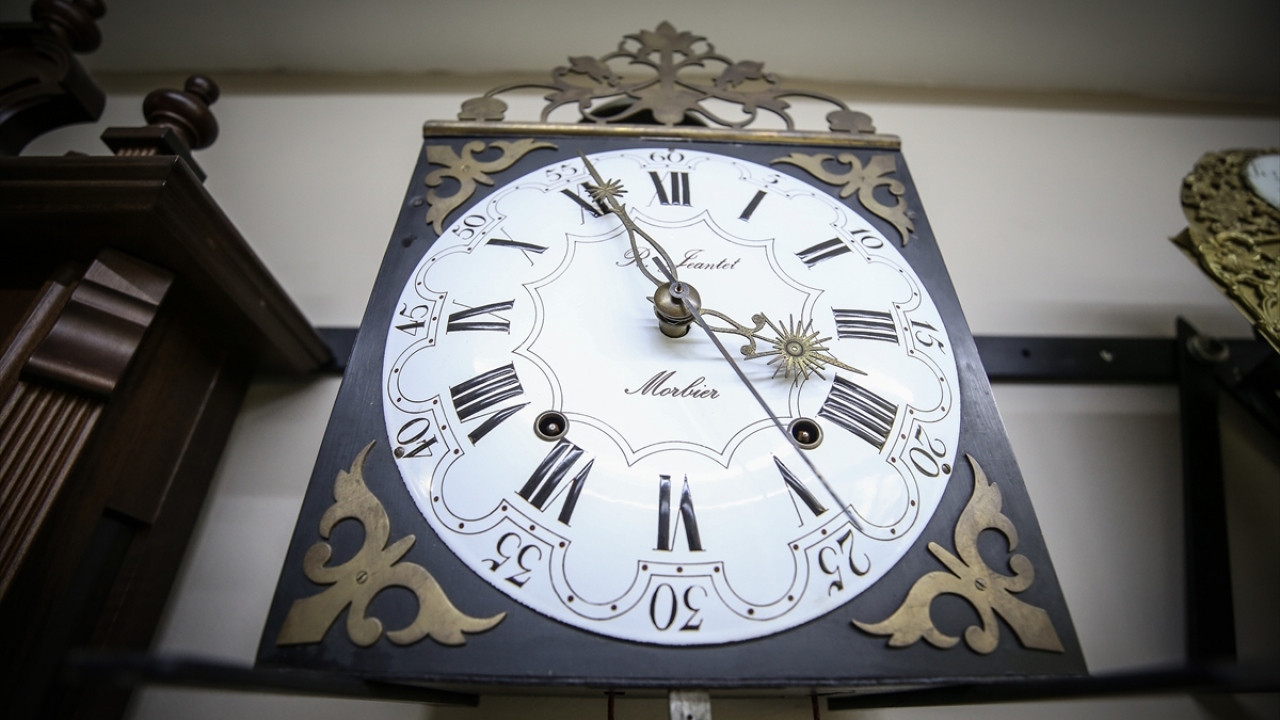 Çalışırken bir yandan da saatçiliği öğrenmek için gece kurslarına gittiğini söyleyen Yurtdakal, yeni saatler görmek, mesleğin ustalarıyla tanışmak için de Avrupa`da birçok ülkeyi dolaştığını belirtti.