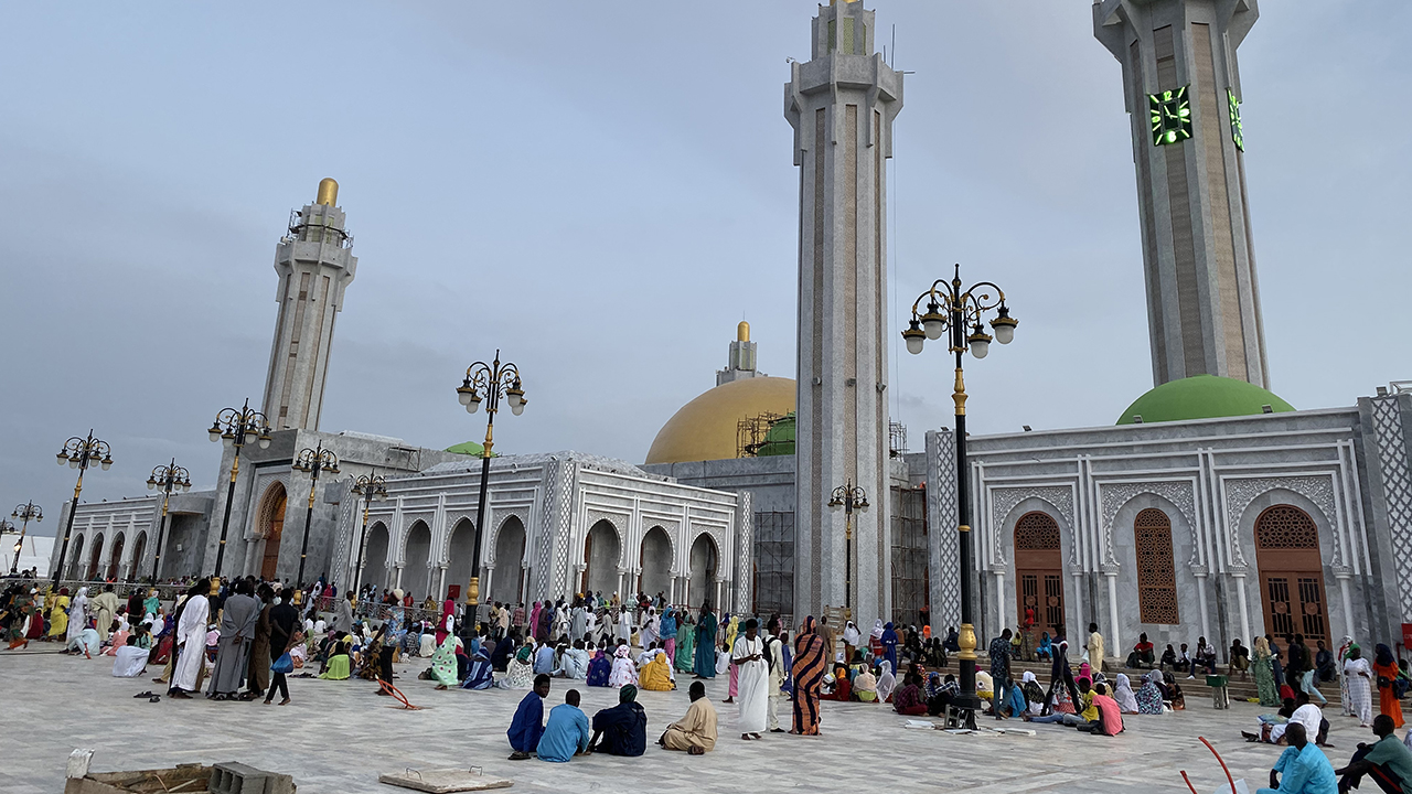 Adını Senegal`in önemli tasavvufi yapılarından Müridi tarikatının lideri Şeyh Ahmadou Bamba`nın `cennete giden yol` anlamına gelen Massalikoul Jinaan kasidesinden alan cami, Colobane semtinde, devlet tarafından 6 hektarlık bir alana 7 yılda inşa edildi.