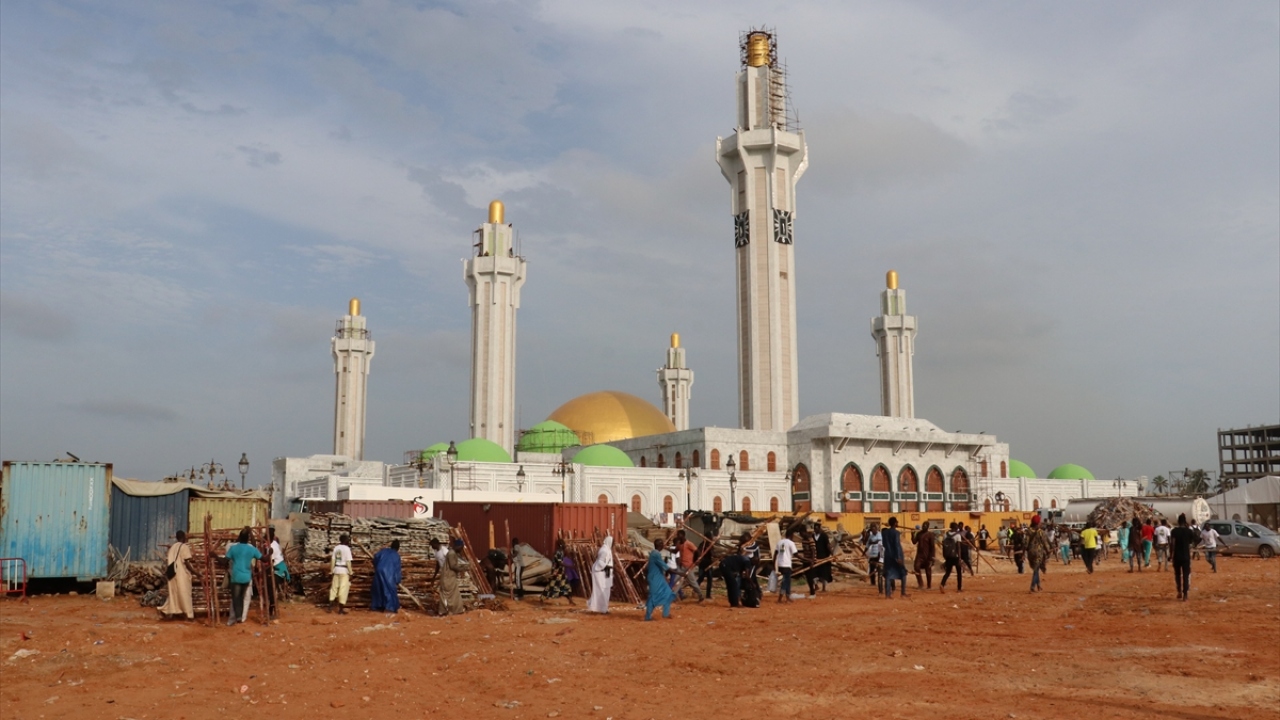 Üstünde saat bulunan ve 78 metrelik boyuyla Senegal`in en uzun minaresine sahip caminin 5 minaresi, biri Kudüs`teki Kubbet-üs Sahra`ya benzer toplam 9 kubbesi ve 4 mescidi bulunuyor.